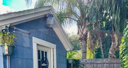 Cozy studio by beautiful Lake Morton and close to downtown Lakeland.