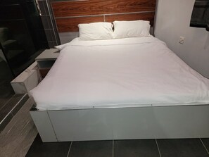 1 slaapkamer, een strijkplank/strijkijzer, internet, beddengoed