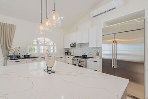 Køleskab, mikrobølgeovn, ovn, kogeplade