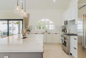 Geladeira, micro-ondas, fogão, cooktop