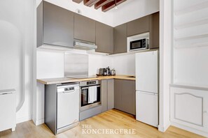 Geladeira, micro-ondas, cooktop, lava-louças