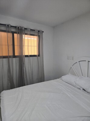 2 habitaciones, tabla de planchar con plancha, wifi y ropa de cama