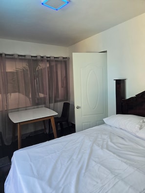 2 habitaciones, tabla de planchar con plancha, wifi y ropa de cama