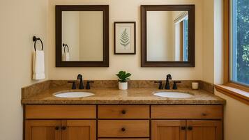 Douche, sĂšche-cheveux, savon, papier toilette