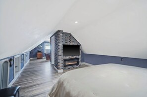 4 bedrooms, iron/ironing board, Internet, bed sheets