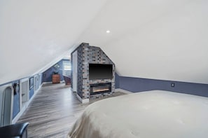 4 bedrooms, iron/ironing board, Internet, bed sheets