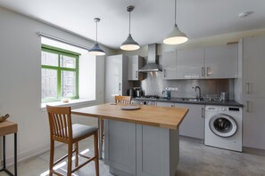 Kylskåp, mikrovågsugn, ugn och spishäll