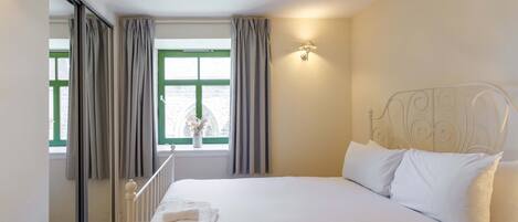 2 bedrooms, iron/ironing board, Internet, bed sheets