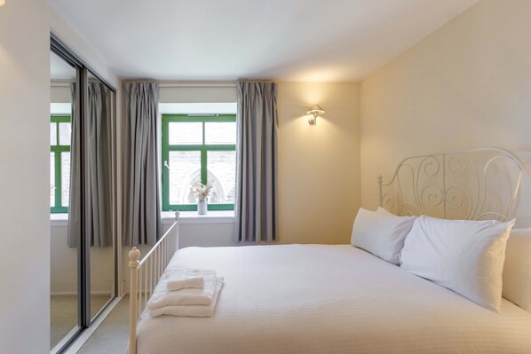 2 bedrooms, iron/ironing board, Internet, bed sheets