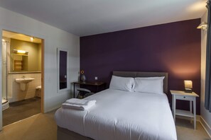 2 bedrooms, iron/ironing board, Internet, bed sheets