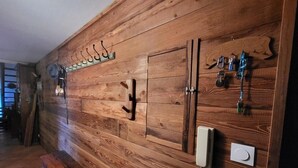 A wooden wall with hooks, a coat rack, and a telephone. - 100m from ski slopes, 2nd floor, balcony, tv, ski locker, 58m², Montgenèvre (Montgenèvre)
