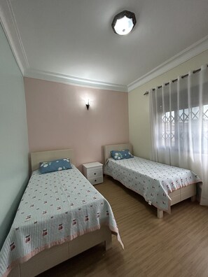 3 bedrooms, iron/ironing board, WiFi, bed sheets
