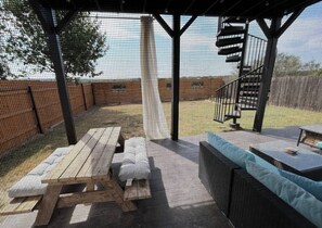 Outdoor dining - Adults only Sanctuary & Writer's Retreat (Manchaca)