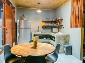 Frigorífic, microones, placa de cuina i cafetera i tetera