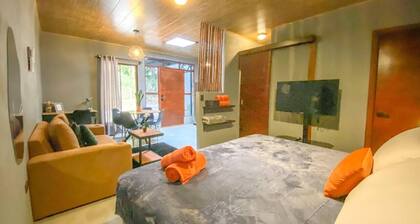 Casita La Esquina Chic Monteverde Studio/king bed