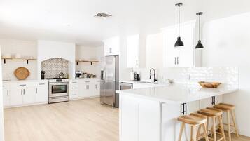 冰箱、微波炉、烤箱、炉灶