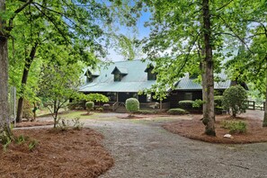 Exterior - Cabin on 35 acres w/private lake for fishing, fenced yard, hot tub, pool table (Jackson)