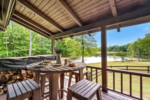 Cabin on 35 acres w/private lake for fishing, fenced yard, hot tub, pool table