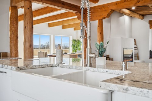 Casa De Coyote: Luxury 7br 16+ guest retreat