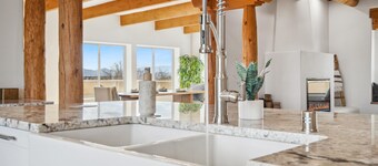 Casa De Coyote: Luxury 7br 16+ guest retreat