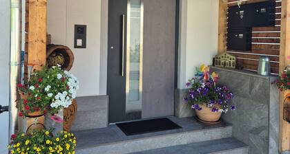 Helle, groĂzĂŒgige Wohnung mit Balkon & freiem Blick auf die Berge