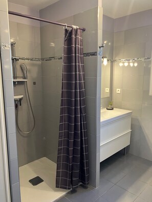 Dusch, hårtork, tvål och toalettpapper