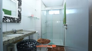 Een douche, handdoeken