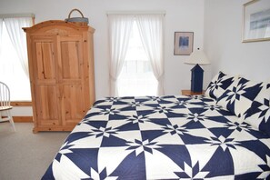 2 bedrooms, iron/ironing board, internet, bed sheets - Tori's Landing-Charming Townhome with Shared Pier, Kayak Launch & Water Access (Chincoteague)