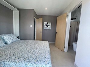 Cortinas blackout, tabla de planchar con plancha y wifi gratis 