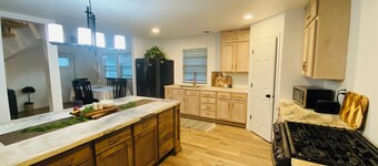 Secluded, handcrafted 4-bedroom house in Amish country, Shipshewana