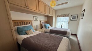 4 bedrooms, iron/ironing board, internet, bed sheets