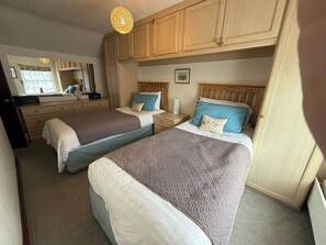 4 bedrooms, iron/ironing board, WiFi (free), bed sheets