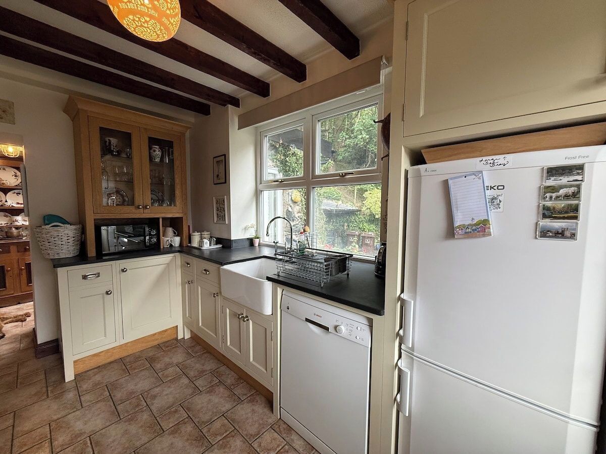 Coffee/tea maker, fridge, microwave, oven