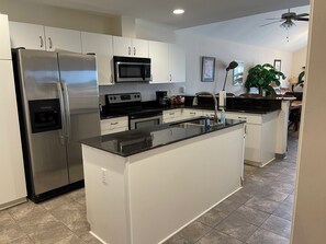 Kjøleskap, mikrobølgeovn, ovn og kokeplater