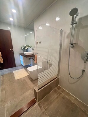 Haartrockner, Handtücher, Shampoo, Toilettenpapier