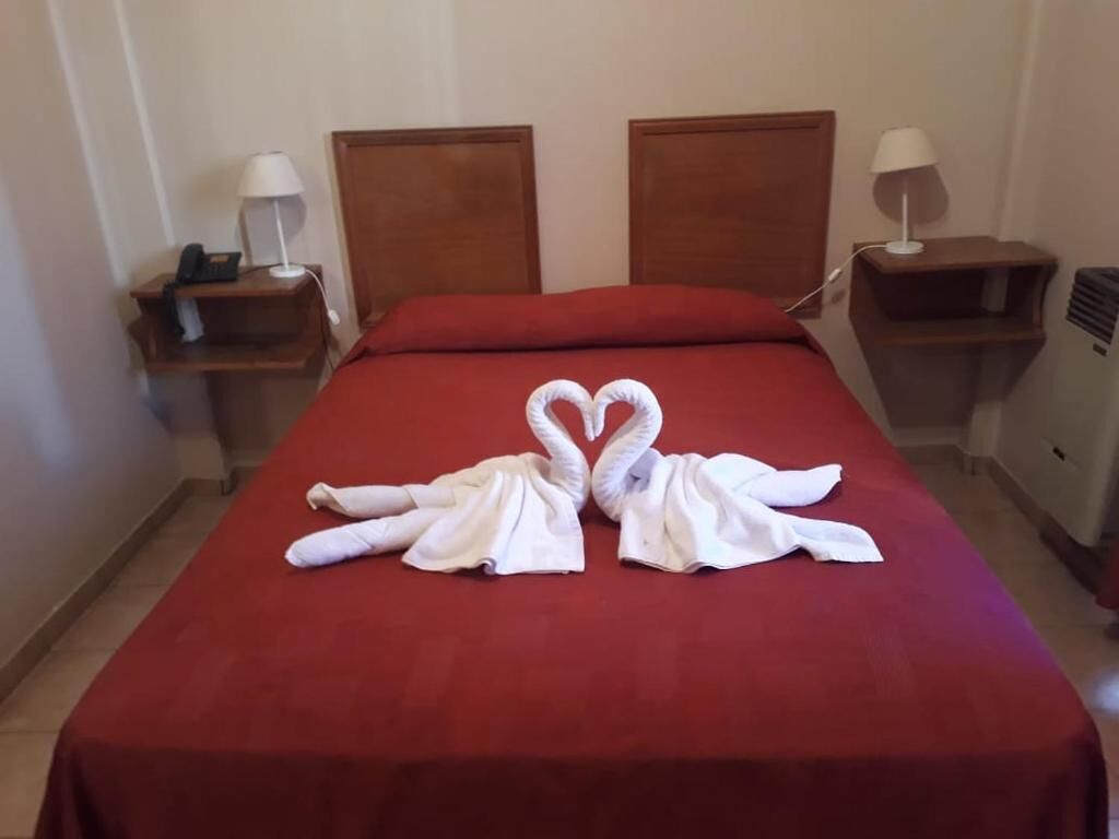 Caja de seguridad en la habitación y ropa de cama 