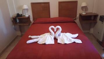 Caja de seguridad en la habitación y ropa de cama