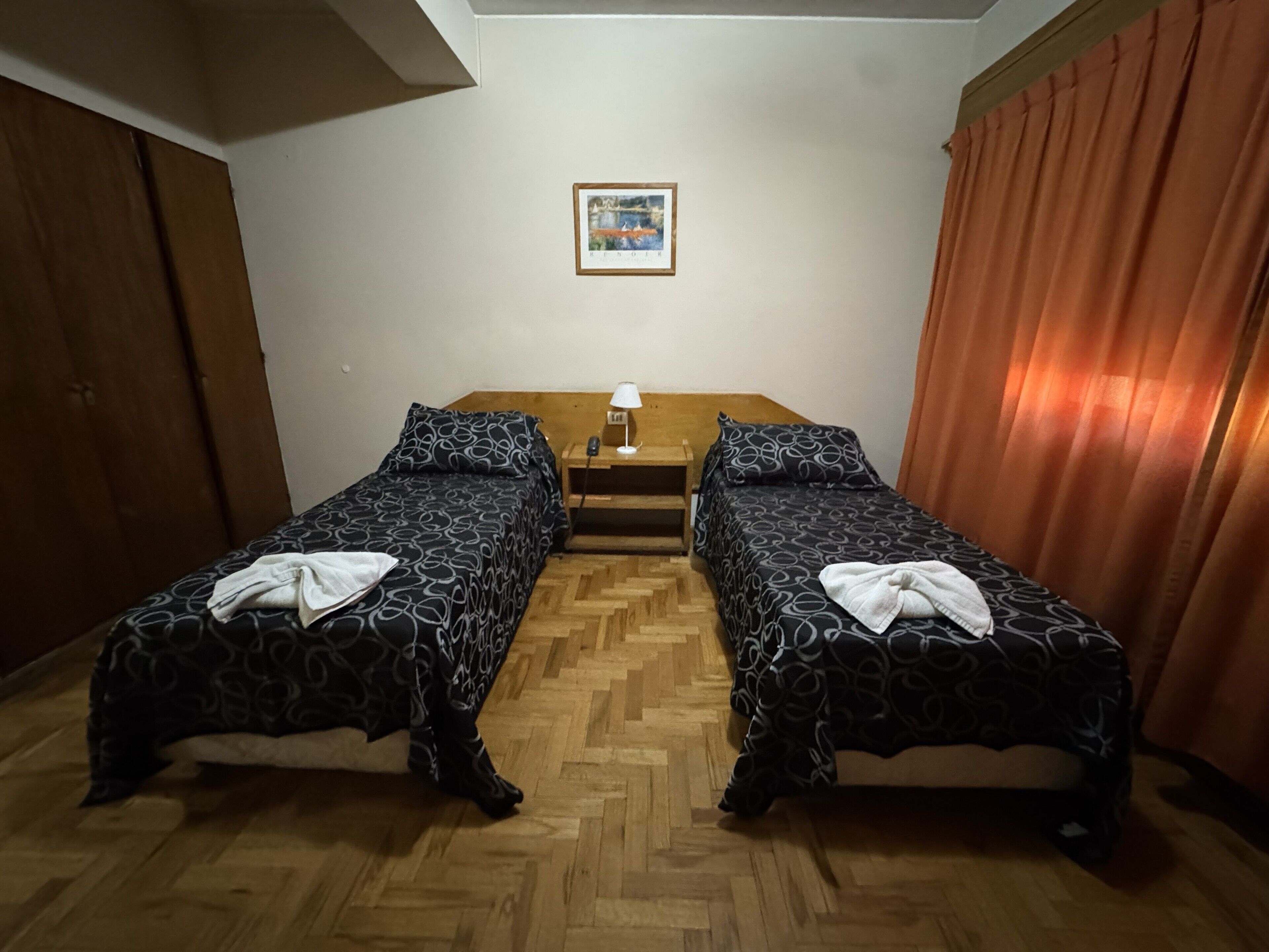 标准单人房, 城市景观 | 客房内保险箱、床单、轮椅无障碍