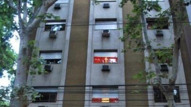 Ein Hotel namens El Torreon mit einer modernen Fassade, großen Fenstern und einem Neonzeichen.