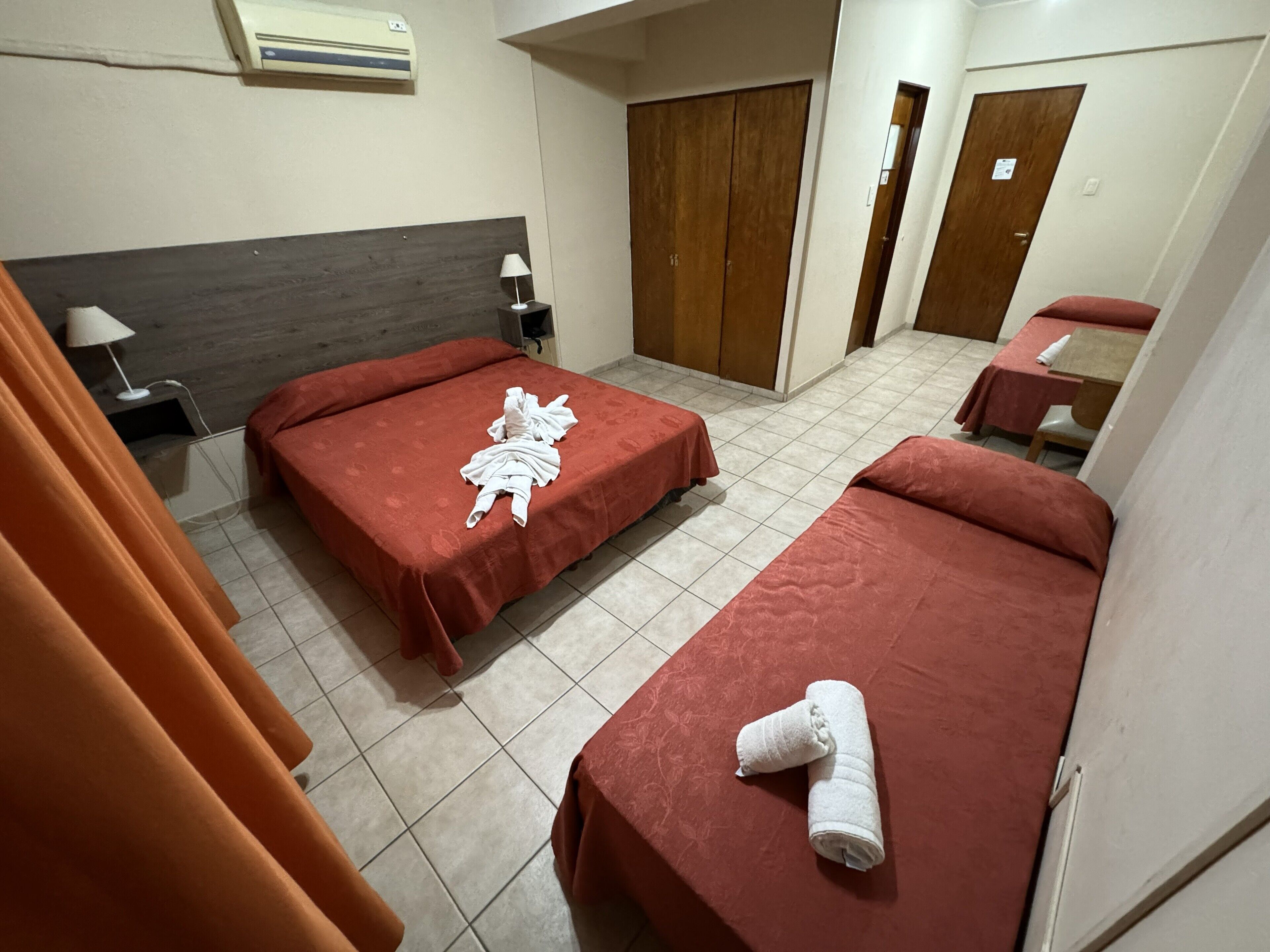 Caja de seguridad en la habitación y ropa de cama 