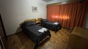 Standard-Doppelzimmer zur Einzelnutzung, Stadtblick | Zimmersafe, Bettwäsche, Rollstuhlgeeignet