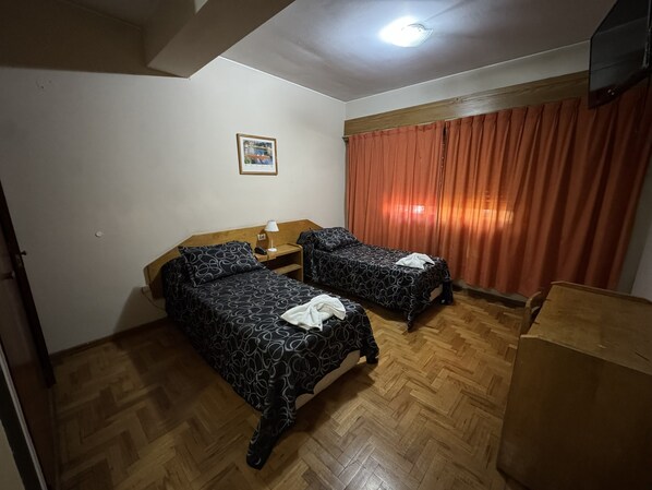 Standard-Doppelzimmer zur Einzelnutzung, Stadtblick | Zimmersafe, Bettwäsche, Rollstuhlgeeignet