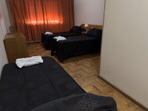 Standard-Dreibettzimmer | Zimmersafe, Bettwäsche, Rollstuhlgeeignet