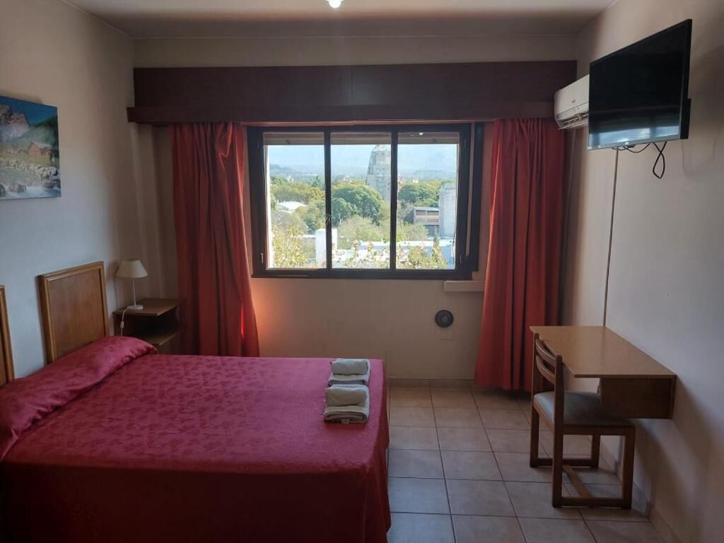 Caja de seguridad en la habitación y ropa de cama 