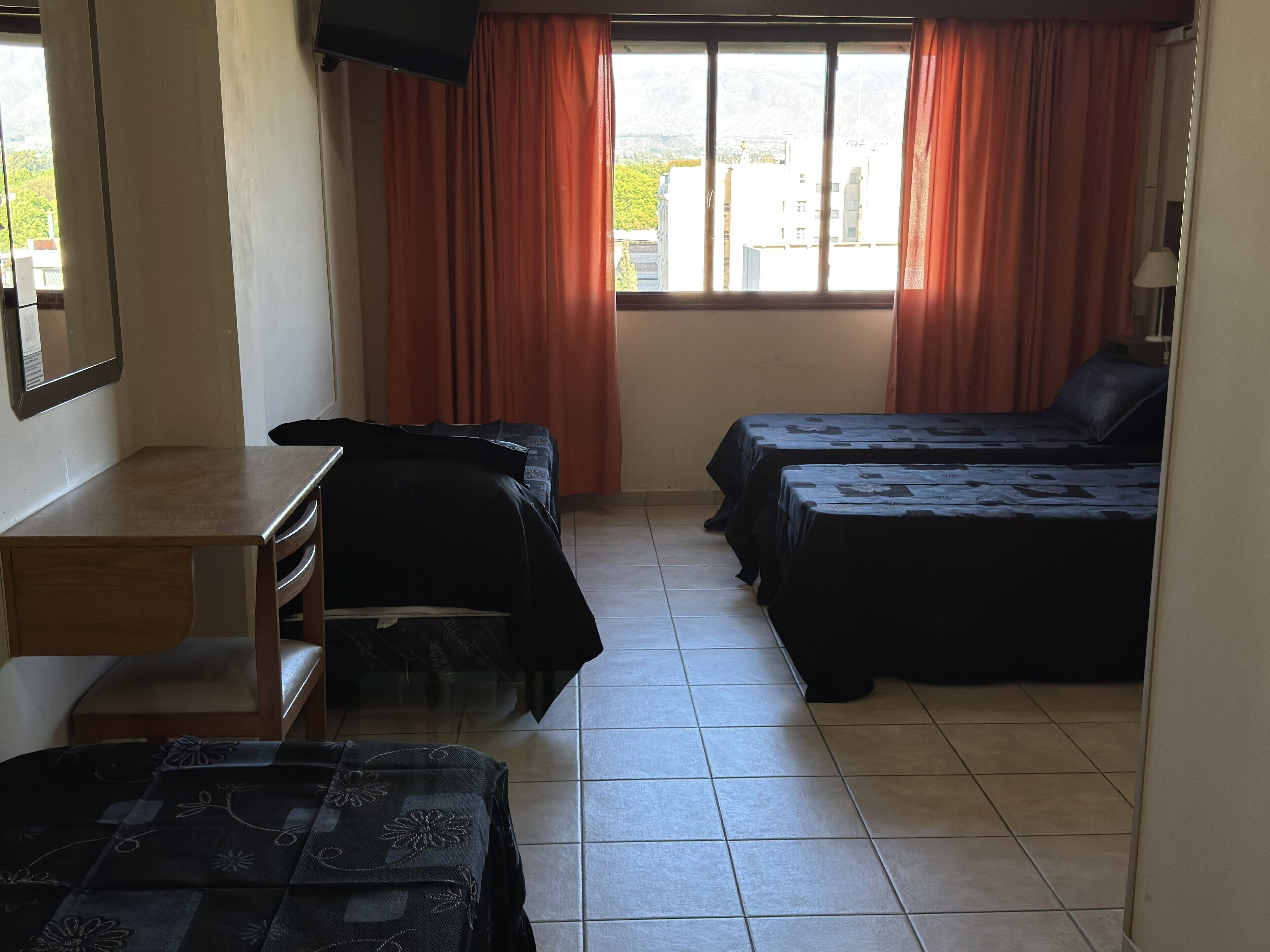 标准四人房, 城市景观 | 客房内保险箱、床单、轮椅无障碍