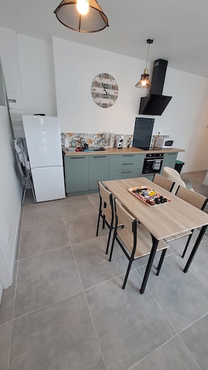 Dining - 5 minutes walk from the beach of blériot-plage! ground floor apartment. (Sangatte)