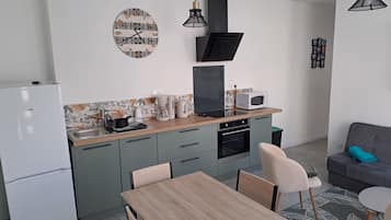 Réfrigérateur, micro-ondes, four, plaque de cuisson