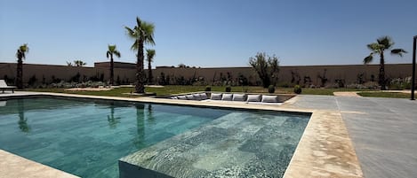 حمام سباحة
