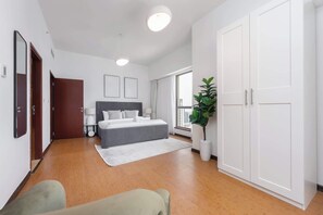 5 bedrooms, iron/ironing board, WiFi, bed sheets