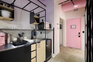 Loft City, no fumadores | Cocina privada | Microondas, cafetera o tetera, utensilios de cocina y papel de cocina
